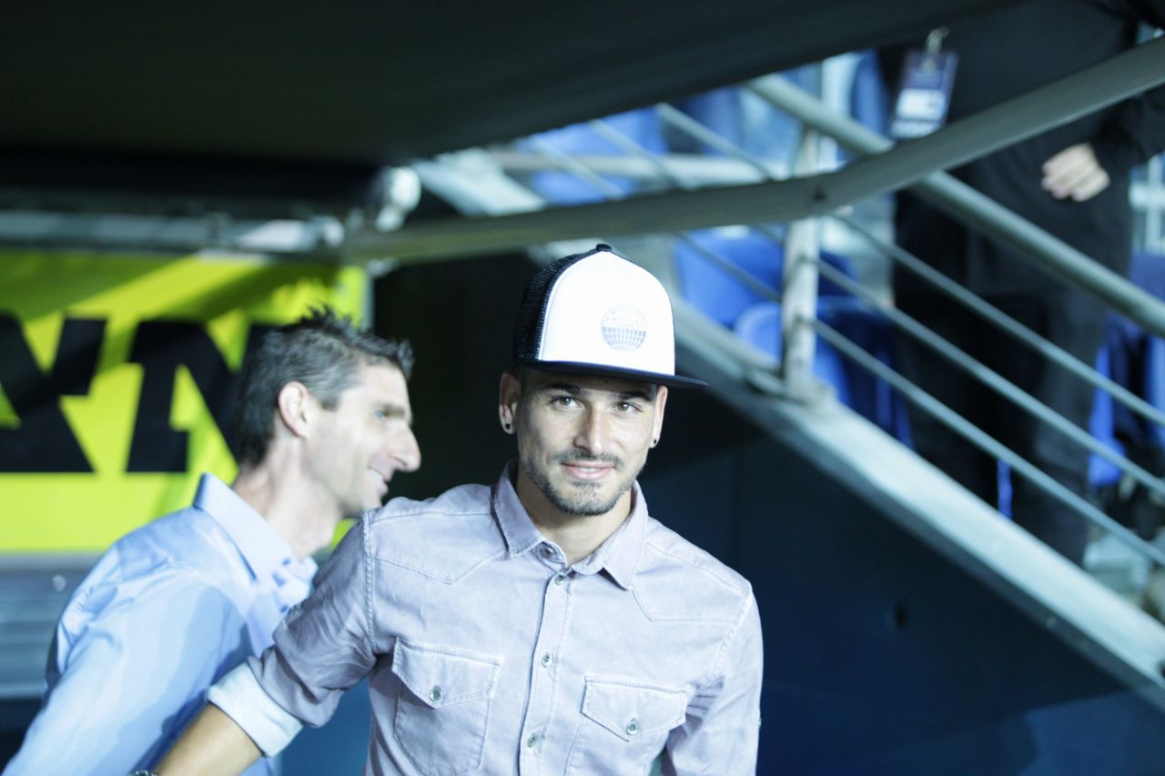 מאור בוזגלו הפצוע בנתניה. תמיכה מוראלית (צילום: אסף חיימוביץ')